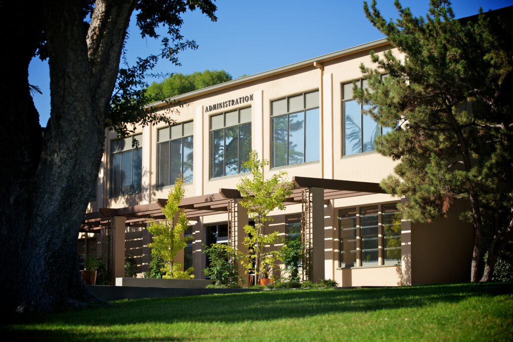 An image of the Larry T. Geraty Administration Building at La Sierra University. (Photo: Natan Vigna)