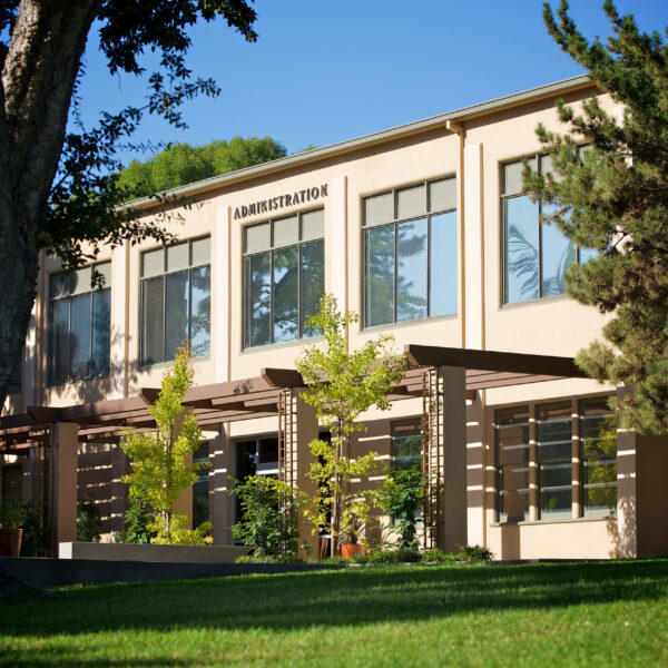 An image of the Larry T. Geraty Administration Building at La Sierra University.  (Photo: Natan Vigna)