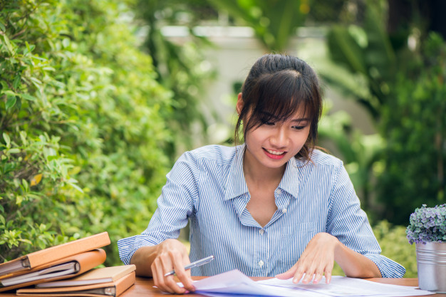 Esteja no Ranking da Redação do ENEM 2019 Mulher estudando