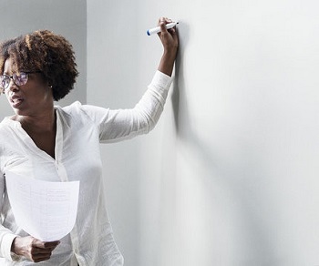 Concurso SME-RJ deve convocar novos professores e agentes educadores - Professora