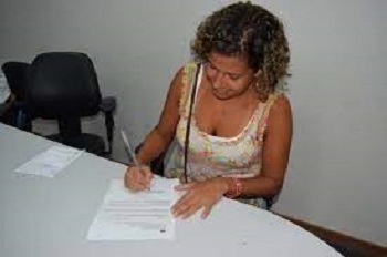Concurso SME-RJ deve convocar novos professores e agentes educadores - Mulher Assinando
