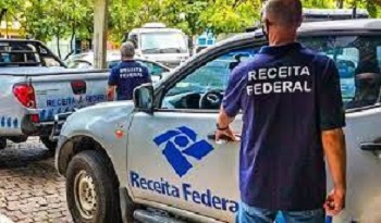 Nomeações do Concurso Receita Federal devem ficar para janeiro de 2023 - Agente no carro