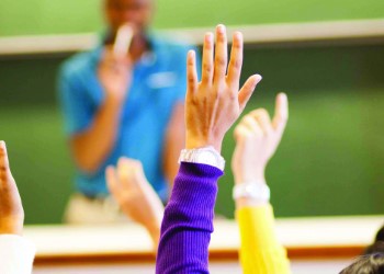 Concurso SEDF terá novo edital para professores temporários. - Mãos