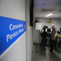 Concurso INSS pode ter flexibilização de vagas para a Perícia Médica. - placa