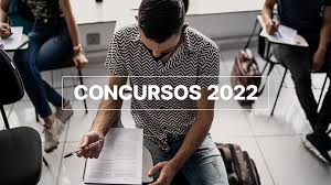 Concursos 2022: ATUALIZADO! - Pessoa fazendo prova de concurso.