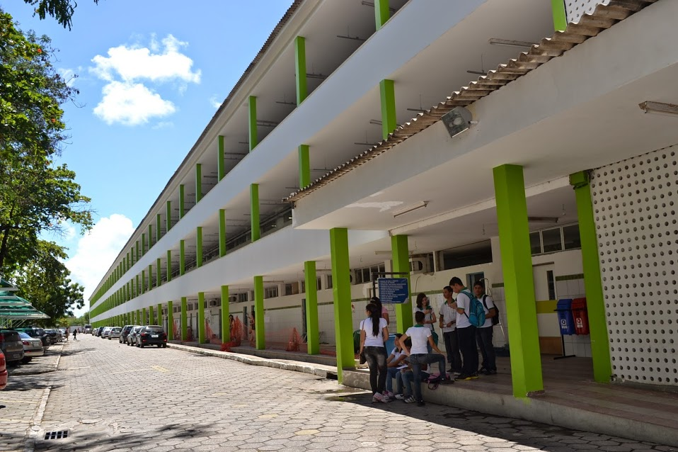 Novo Concurso IFAL tem banca organizadora contratada. - Fachada com alguns alunos IFAL