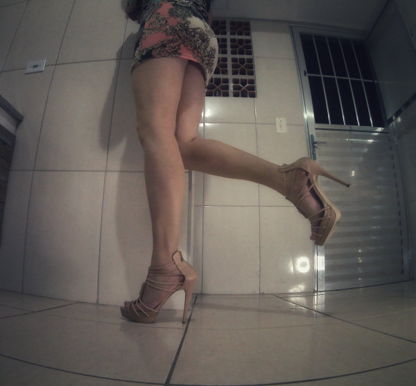Natasha-andando-com-sandálias de salto alto