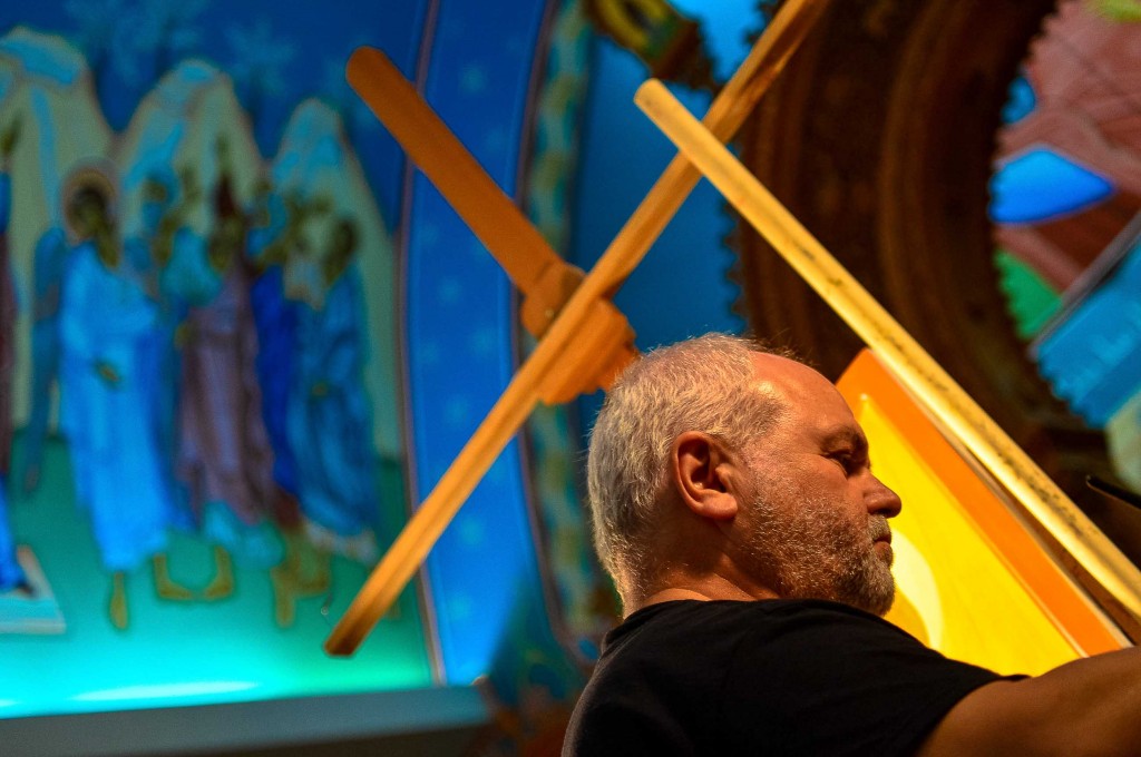 Kordis painting an icon during one of the concerts. Credit: www.chrystiachudczak.com