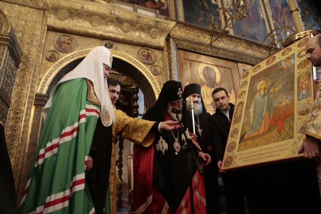 One of Goglidze's icons offered by the Patriarch of Georgia to the Russian Patriarch