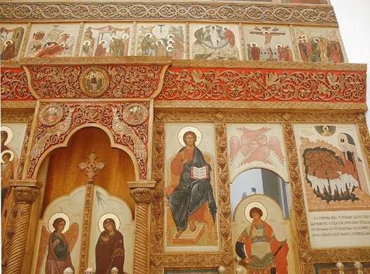Contemporary iconostasis in Russia. A limited use of color preserves the beauty of the wood, while tightening the relationship between the carving and the icons.