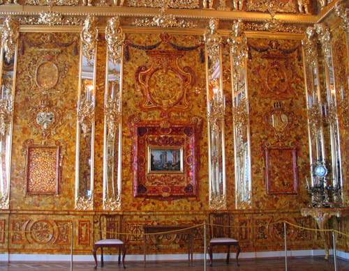 Wall of the amber room, which is completely covered in amber, goldleaf and mirrors.
