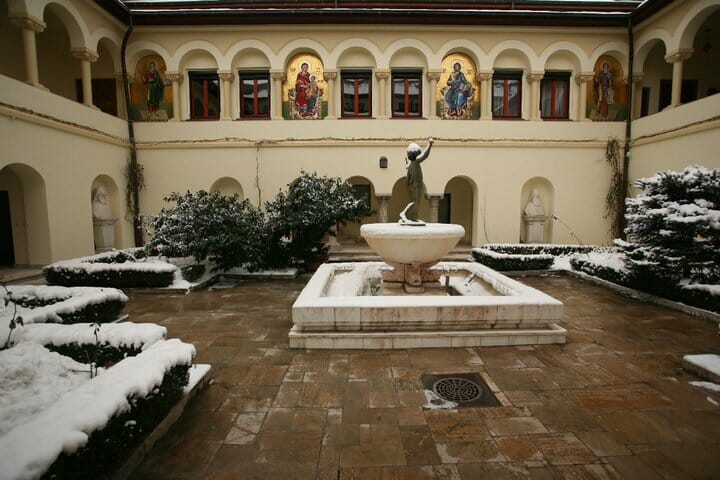 14patriarhia-romania-courtyard