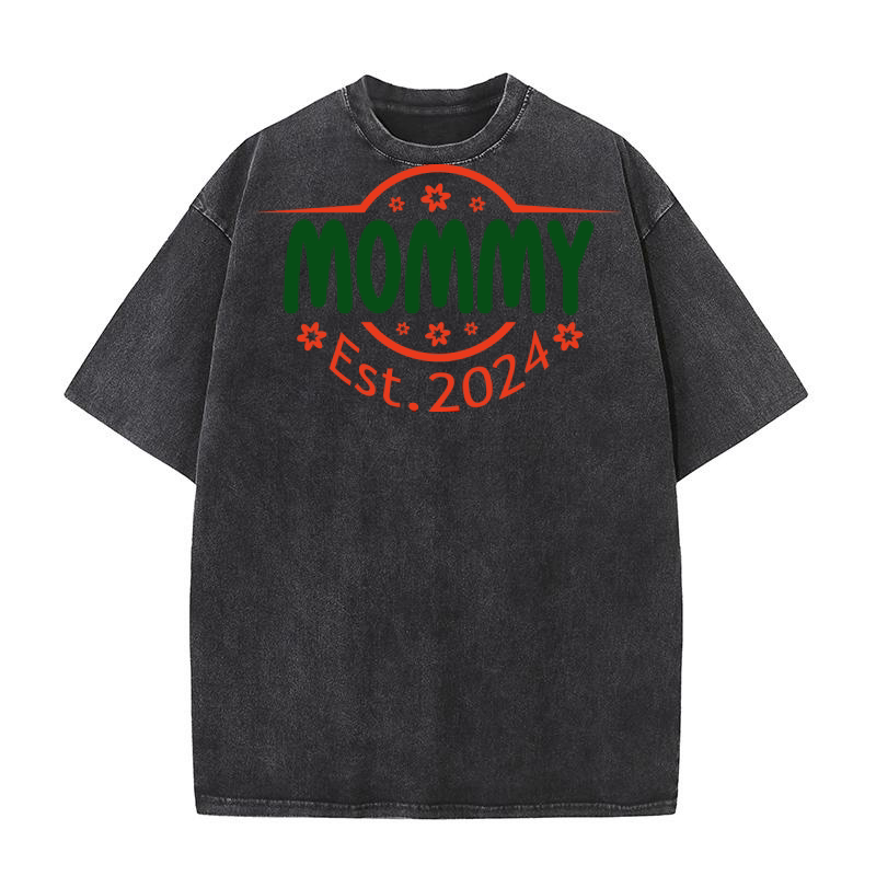 Mommy Est 2024 12 Washed T-Shirt