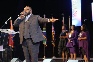 Marvin-Sapp-Sings-During-Final-Evening-Service-of-Global-United-Fellowship's-The-Gathering-(1)